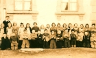 Primarschule Jahrgang 1945 mit Lehrerin Ida (Erna hinten 3. von links).jpg